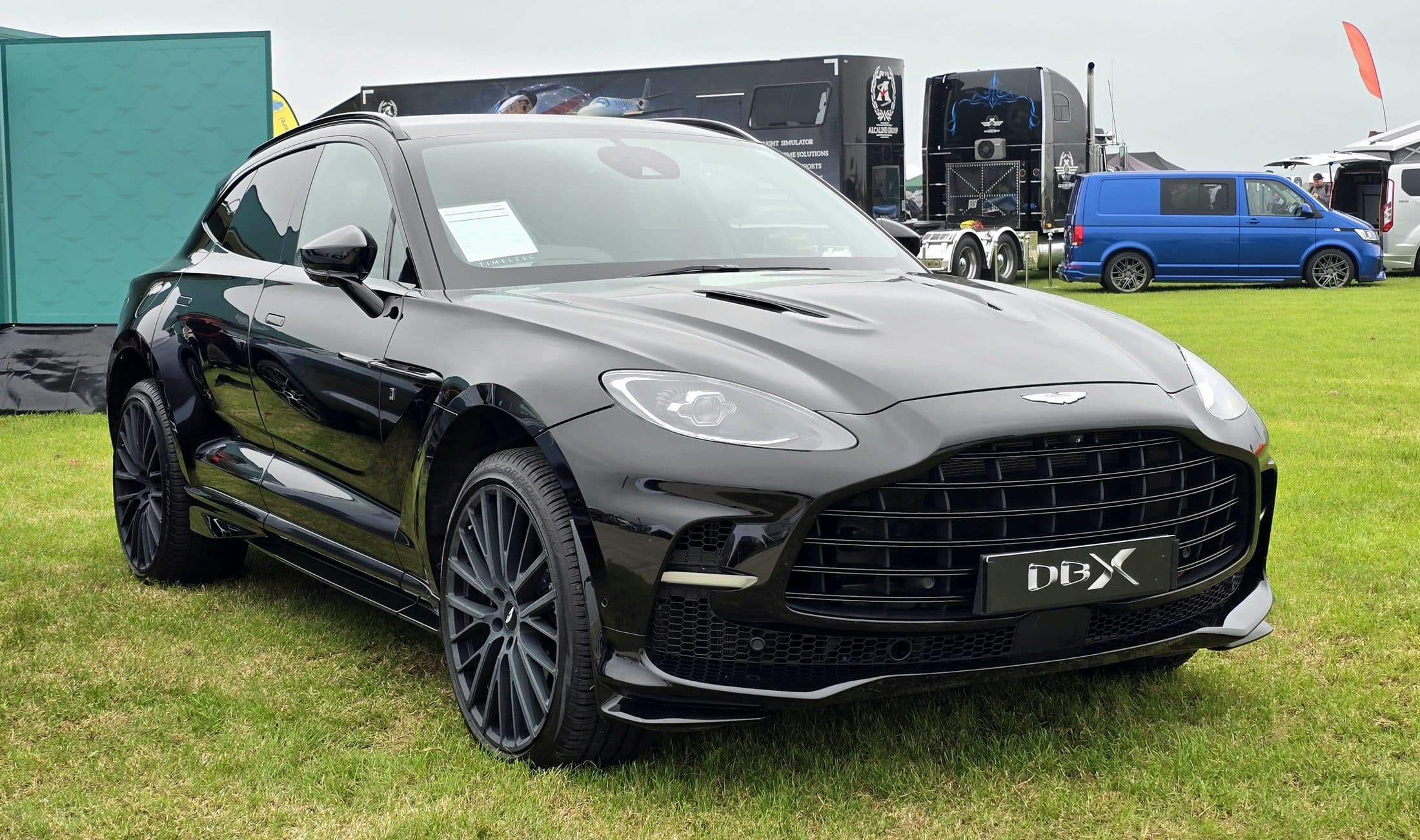 Aston Martin DBX 707